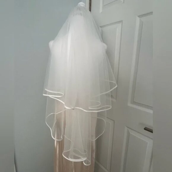 Short Wedding Veil with Comb Satin Trim Waist Length main image 8